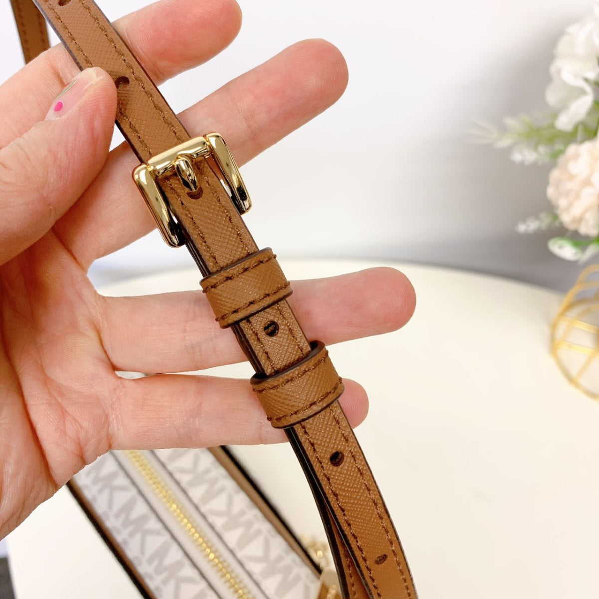 MICHAEL KORS 35S1GTTC9B Jet Set Large Logo Crossbody Bag In Vanilla MICHAEL KORS 35S1GTTC9B Jet Set Large Logo Crossbody Bag In Vanilla